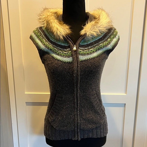 Old Navy Sweaters - Old Navy Charcoal Sweater Vest with Fur Trim